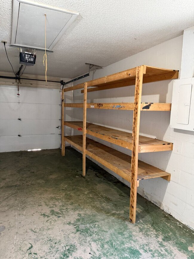 Building Photo - 2Bedroom 2 Bath Single Family Home W/1 Car Garage