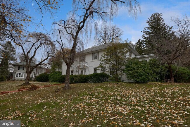 Building Photo - 226 E Caracas Ave