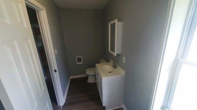 Building Photo - 640 N Cherry St