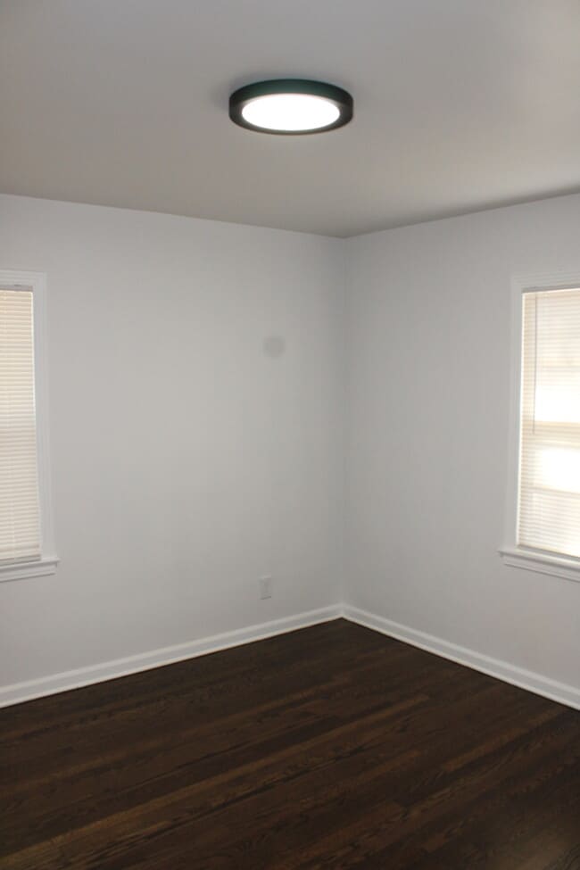 Building Photo - MOVE IN SPECIAL! - Spacious 4 bedroom and 2 bath with a very beautiful sun room in Kansas City MO