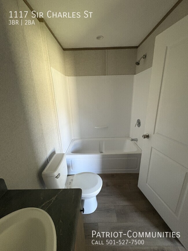 Building Photo - 1117 Sir Charles St