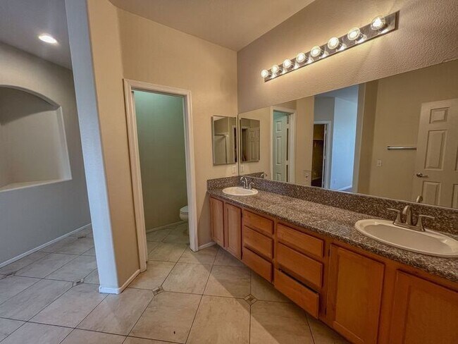 Building Photo - Charming Single-Story Home in a Prime Loca...