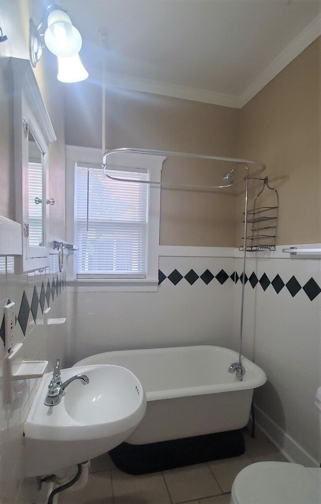 Building Photo - Studio Cottage located in Aurora Addition of NW OKC