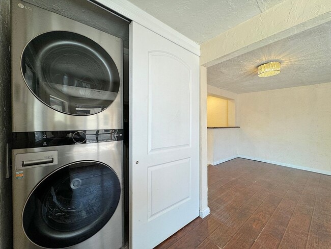 Building Photo - West El Paso/Canutillo 6bed/4bath refrig A/C Home!