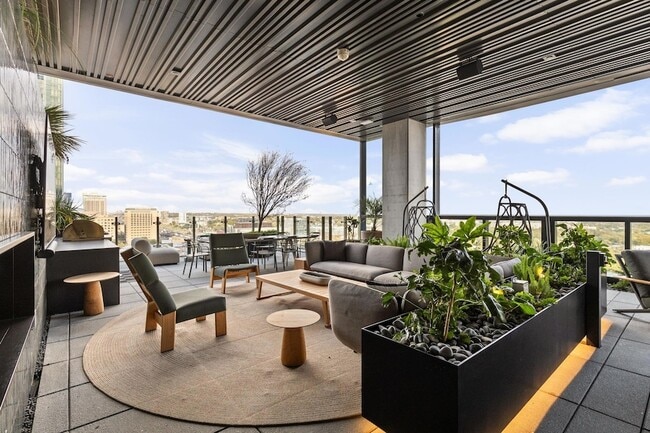 Building Photo - 610 Davis St