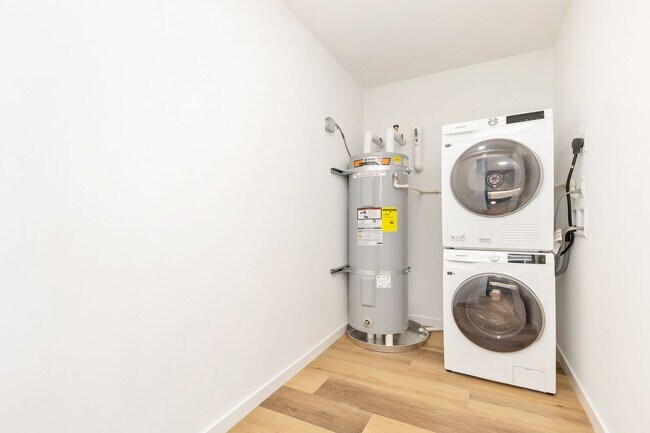 Building Photo - 2BD/2BA/2PKG. New Build, Contemporary Design, Views, Two Parking Stalls.