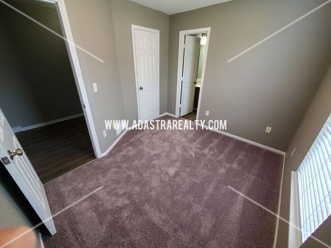 Building Photo - Spacious Townhome in Piper School District...