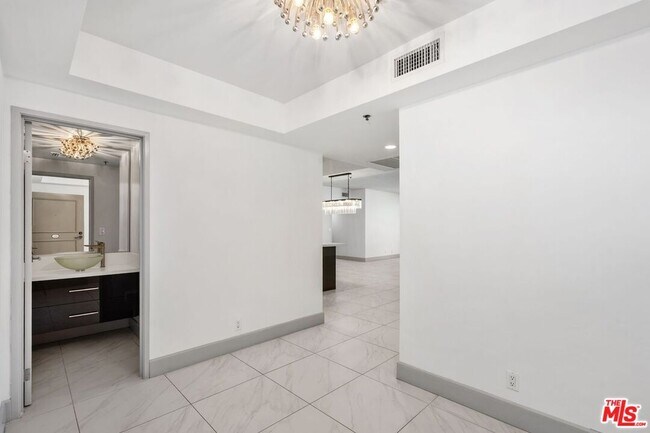 Building Photo - 10660 Wilshire Blvd