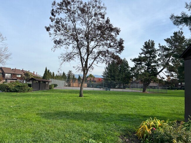Building Photo - Redwood Park Estates Condo.  Available NOW!