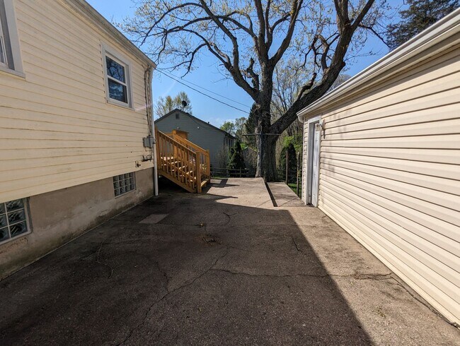 Building Photo - AVAILABLE NOW! - 2 Bedroom / 1 Bath Home i...