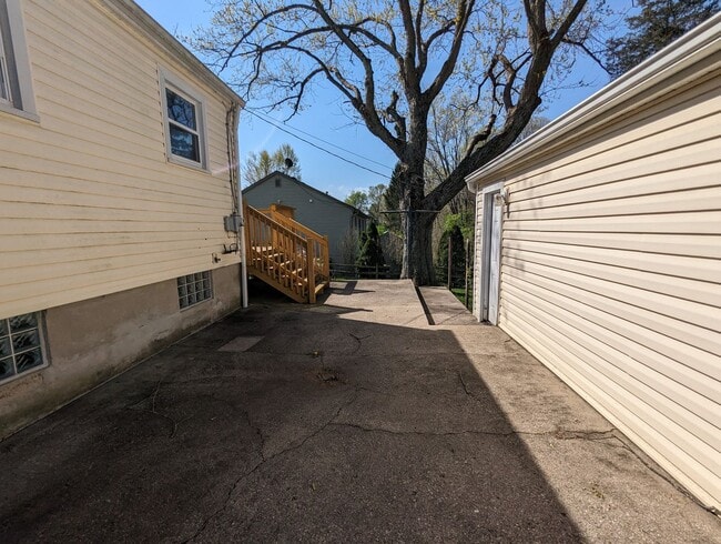 Building Photo - AVAILABLE NOW! - 2 Bedroom / 1 Bath Home in Great Beavercreek Neighborhood!