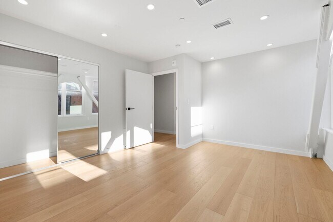 Building Photo - 693 Sutter St