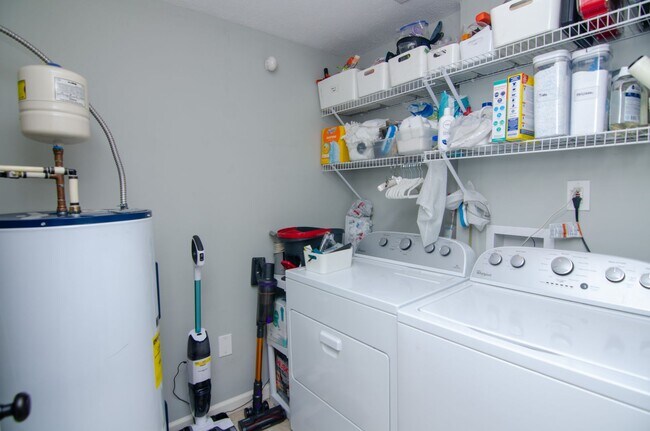 Building Photo - Quaint Single Family Home