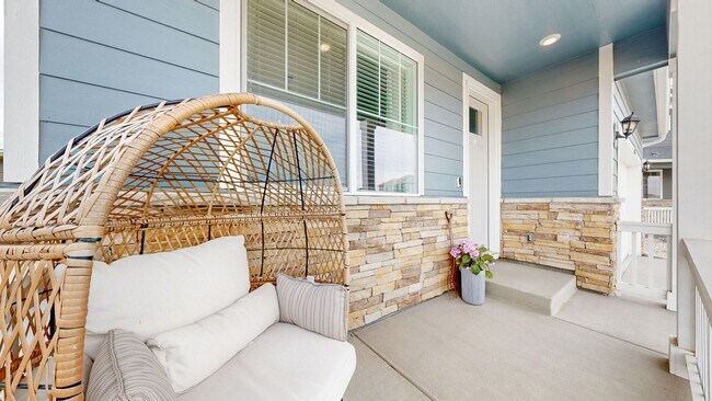 Building Photo - Like New Home W/ 3 Bed, Office, & Loft