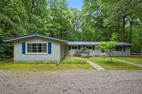 Building Photo - 3-Bedroom Duplex with Finished Basement & Central Air $1600/month