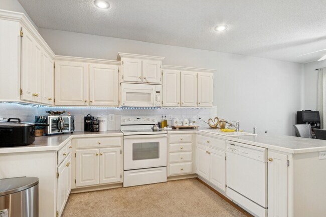 Building Photo - 5341 Meadowlark Dr