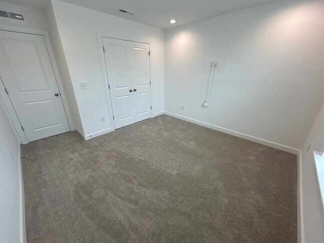 Building Photo - 6 Bedroom | 4 Bathroom New Construction Ga...