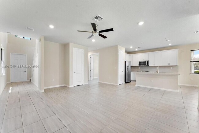 Building Photo - 2485 Primrose Pl