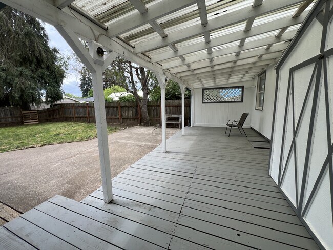 Building Photo - 540 Tangent St