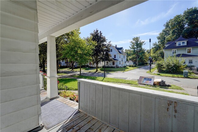Building Photo - 590 Garson Ave