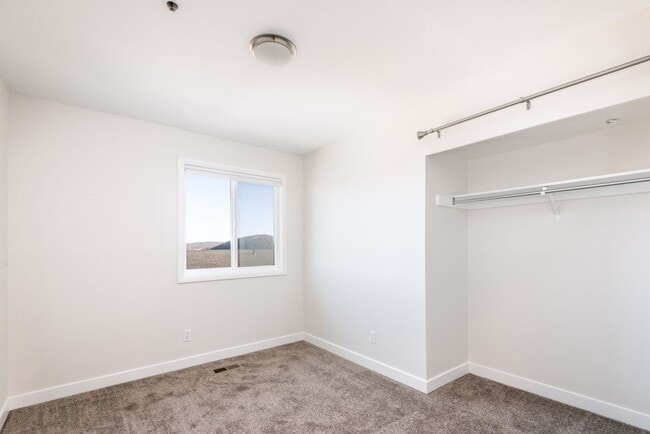 Building Photo - Bright and light Prospector Condo