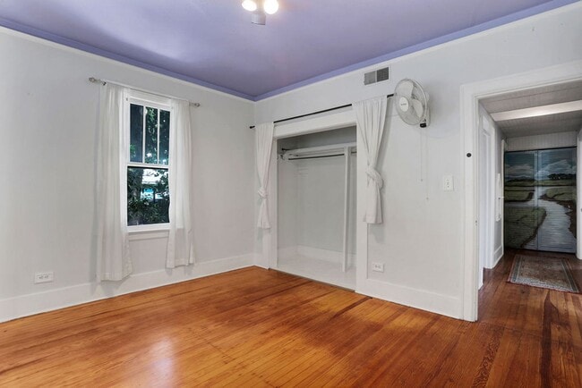 Building Photo - Charming bungalow downtown
