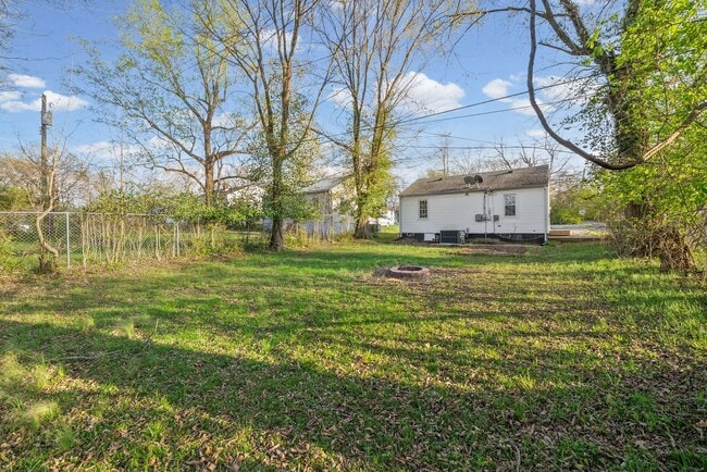 Building Photo - 2 Bedroom Pet Friendly Home For Rent Near Madison Street!