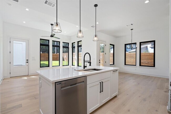 Building Photo - 4010 Valley View Rd