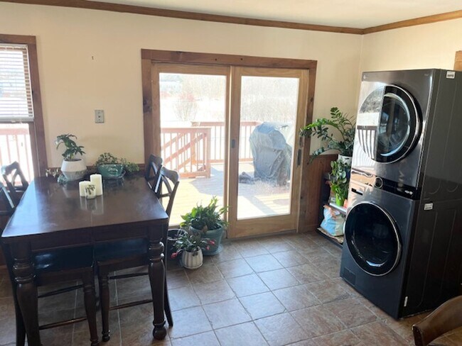 Building Photo - 3 Bedroom Home in South Burlington VT Available 5/1 or anytime in April!