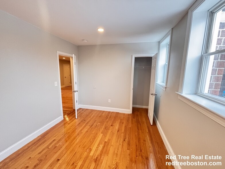 Building Photo - 76 Egmont St