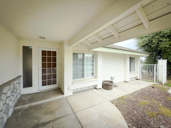 Building Photo - 3 Bedroom/2 Bathroom Private Home with Lar...