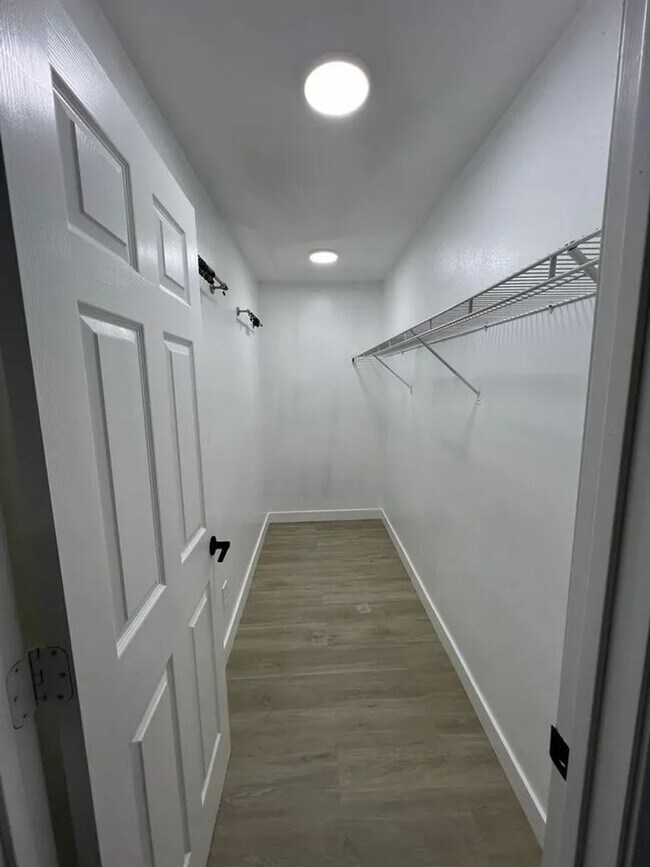 Building Photo - Renovated 4-Bedroom Single-Level Home in Quiet Kent Central Location