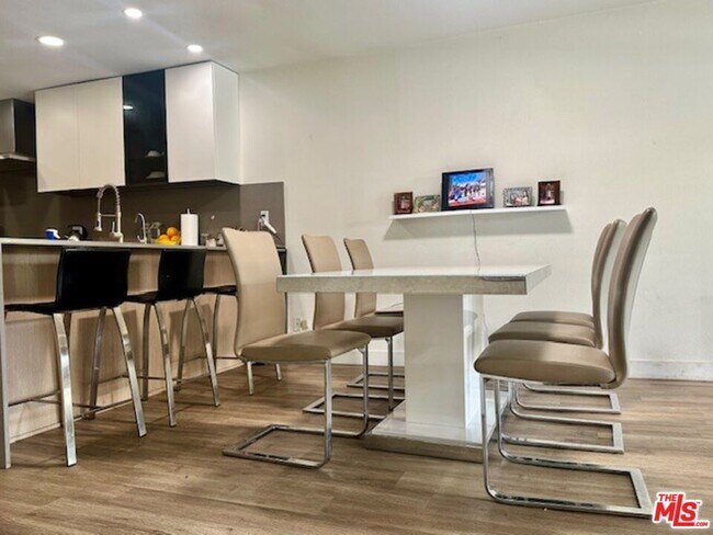 Building Photo - 7217 Marina Pacifica Dr S