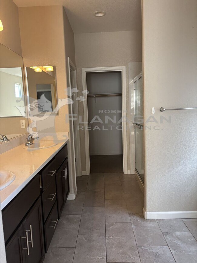 Building Photo - 4 Bedroom/ 2 Bathroom home in newer neighb...