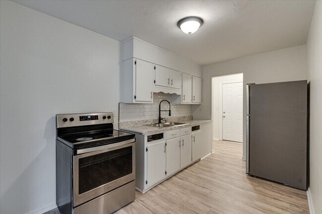 Building Photo - 105 S Howell Ave
