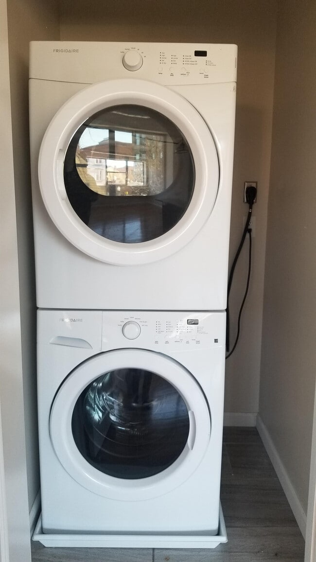 Building Photo - 1808 5th Ave