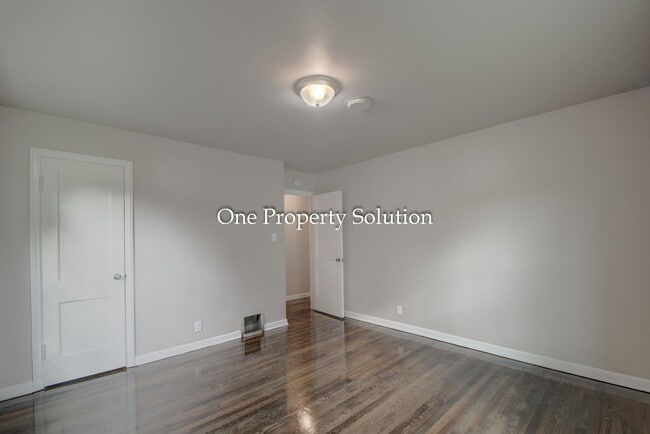 Building Photo - 4656 Pierce St