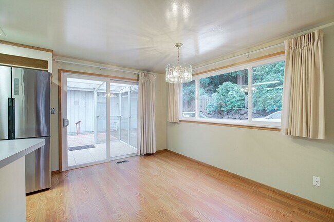 Building Photo - 2bd/1.5ba Redmond Home