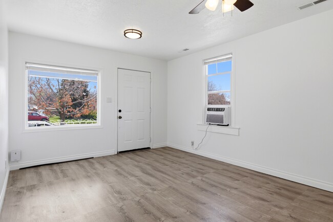 Building Photo - 1060 Sullivan Dr