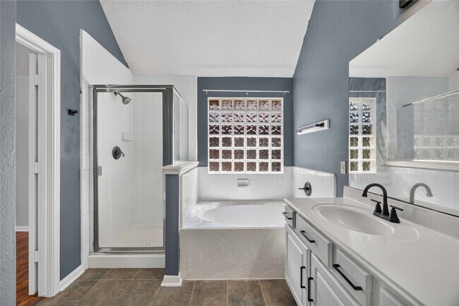 Building Photo - 3519 Crescent Dr