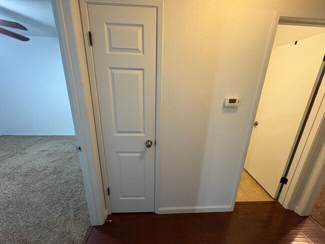 Building Photo - Rent Today! Available Charming 2 Bed 1 Bath in North Highlands Area!