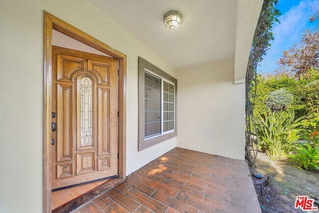 Building Photo - 743 N Las Palmas Ave