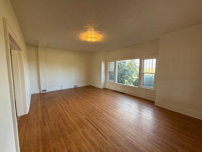 Building Photo - Large Country Home! Pet Friendly!