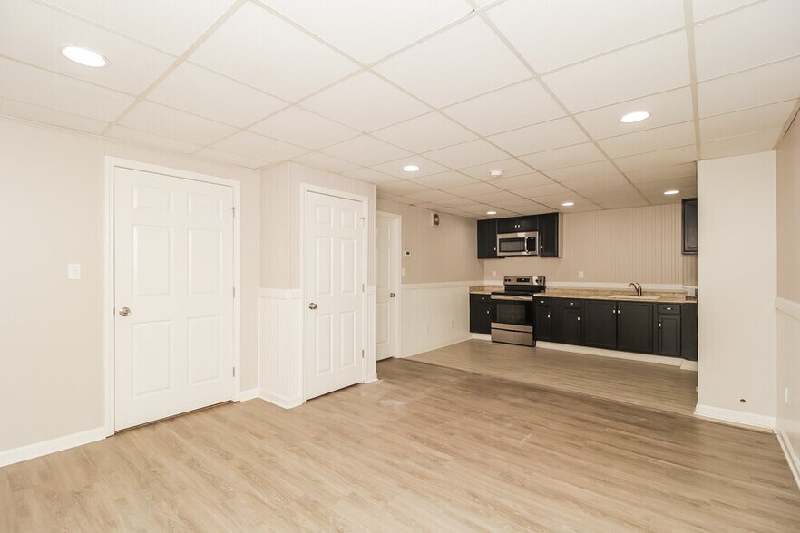 Building Photo - 300 Sterling Dr