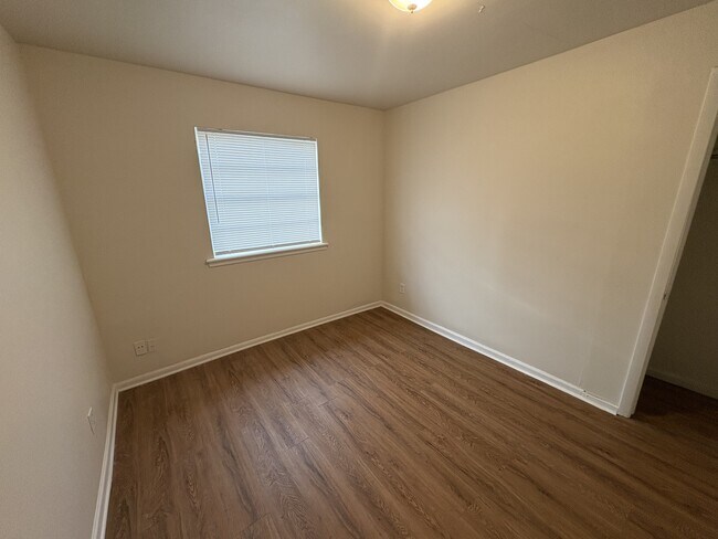 Building Photo - 5708 N Detroit Ave