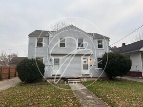 Building Photo - 2-Bedroom twinplex on Almeda Drive - Your Cozy Toledo Retreat!"