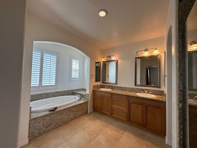 Building Photo - Stunning Executive home with loads of cust...