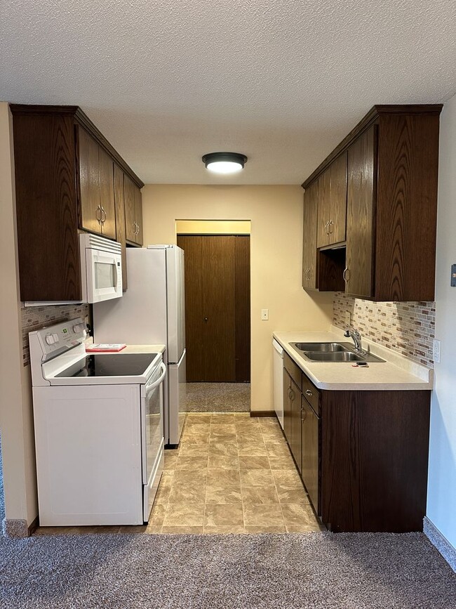 Building Photo - Move in ready! 1 bedroom condo in Roseville!