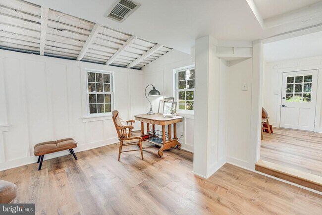 Building Photo - 102 N Rogers St