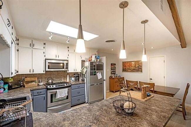 Building Photo - Beautiful 4 Bedroom/2 Bath Home